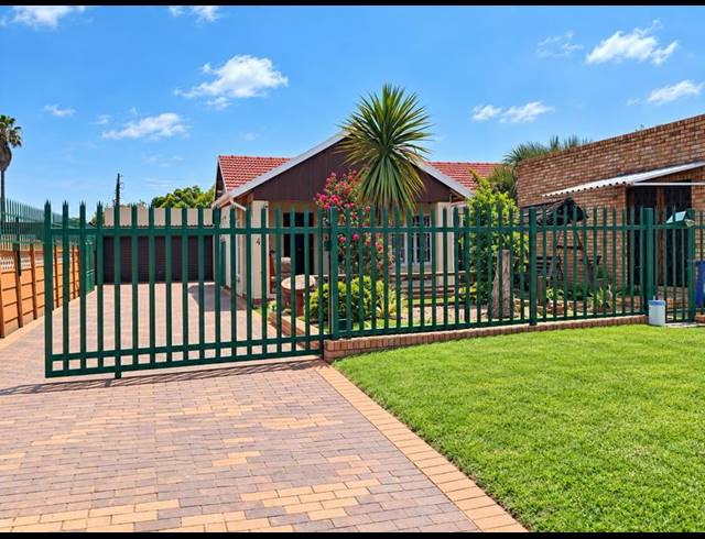 4 BEDROOM HOUSE FOR SALE IN VAN DYK PARK